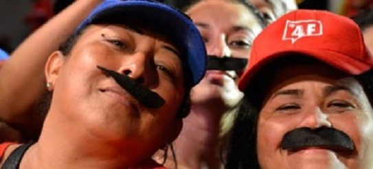 El característico tupido bigote negro que ha acompañado a Maduro desde su juventud se ha convertido en un emblema de la campaña oficialista en el país donde, desde hace unos días, hay bigotes por todos lados.