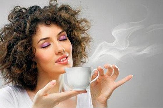 Científicos advierten que existe una relación inversamente proporcional entre el tamaño de los pechos y la cantidad de café ingerida.