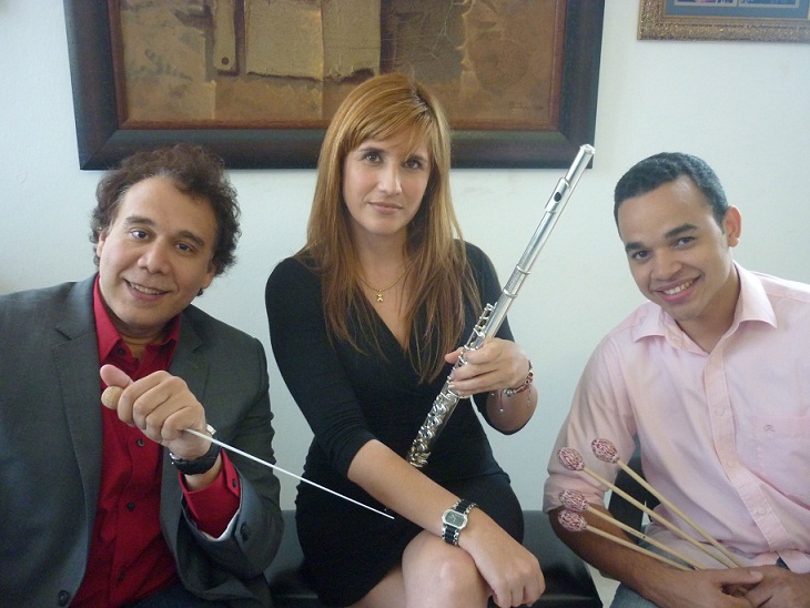 El maestro Caonex Peguero, en compañía de los músicos invitados.
