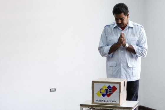 El presidente encargado y candidato oficialista, Nicolás Maduro, votó en memoria de Hugo Chávez. Dijo que la votación de ayer en Venezuela tuvo un nivel de participación histórico.