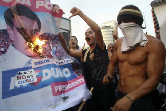 Miles de personas protestaron en Caracas tras la convocatoria del candidato de la oposición, Henrique Capriles, quien aún no reconoce los resultados del domingo.