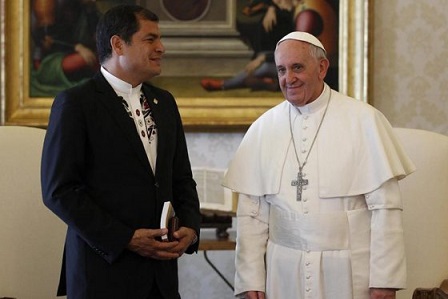 El papa Bergoglio le dijo: "Le veo fresco como una lechuga". El presidente de Ecuador le respondió: "Para mí es un honor estar aquí".