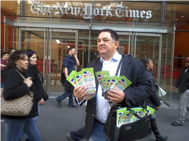 Momento en que Ramón Mercedes inicia, frente al prestigioso periódico The New York Times en Manhattan, la repartición de los brochures conteniendo informaciones precisas sobre las operaciones de la Barrick Gold en detrimento del pueblo dominicano.