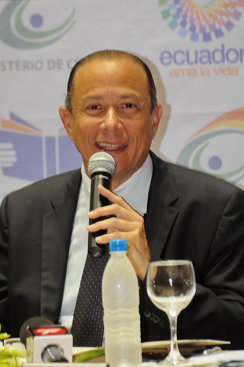 Ministro de Cultura, José Antonio Rodríguez, mientras ofrece detalles de la feria.