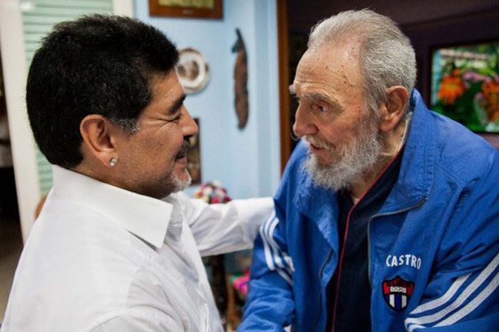 Además de amigo personal de Castro, Maradona es un gran admirador de la revolución cubana y lleva tatuados los rostros del líder cubano y del 'Che' Guevara.