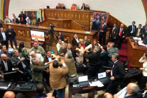Chavistas y opositores se acusan de las agresiones en la sesión parlamentaria.