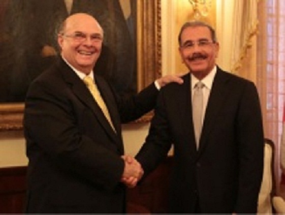 Hipólito Mejía y Danilo Medina se saludan afectuosamente en el Palacio Nacional.