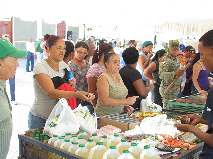 Personas de diferentes clases sociales compraron este sábado en el mercado de productores de Salcedo. Foto Miguel Paulino.