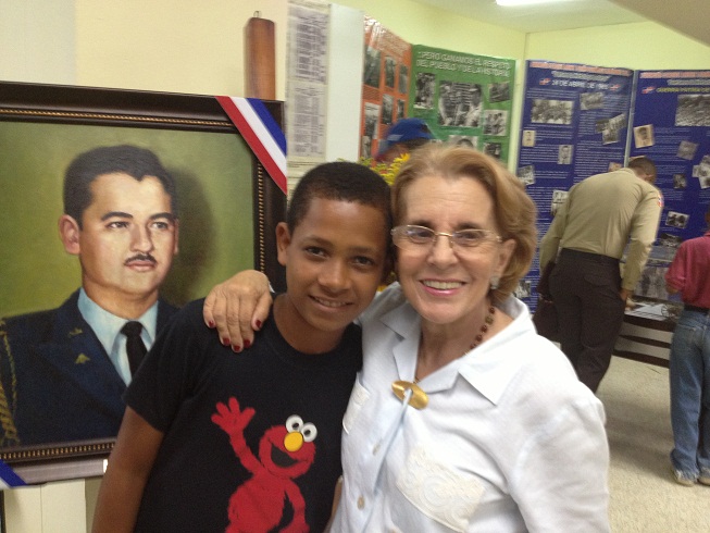 Un abrazo inolvidable para Gregory Paniagua, niño miembro de la Fundación Dominicana por la Vida, Inc. - FundoVida- Sector Maquiteria, Santo Domingo Este, RD.