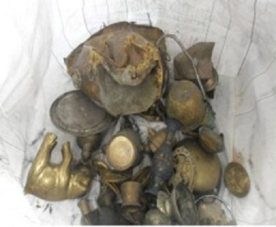 Se recuperaron varias piezas de bronce, entre ellas bandejas, tarros antiguos y un elefante, que presumiblemente pertenecen a una colección de piezas sustraídas del Faro a Colón.