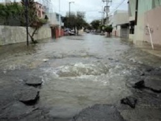 La señora Lourdes Patricio apela a las autoridades de la CAASD para que se conduelan de ellos y corrijan la avería de la avenida Francisco del Rosario Sánchez, en Los Guandules.