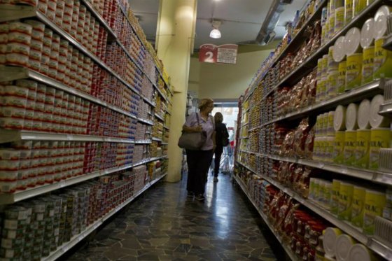 La búsqueda de papel higiénico se ha tornado una postal repetida estos días en los supermercados venezolanos.