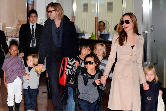 La revista People informa que por ahora, tanto ella como Brad Pitt, han optado por mantener la rutina diaria con sus seis hijos.