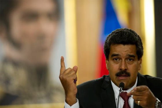 La aparición de Maduro en la televisión estatal se produjo en el mismo momento en que en la televisión privada un grupo de diputados opositores difundía una grabación.