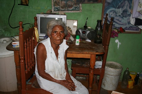  Doña Francisca en plena faena del planchado de ropa en una de las casa en donde realiza esta labor. Foto Rafael Santos.