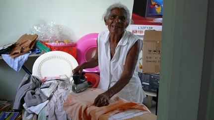 Doña Francisca, pensativa en su humilde vivienda del barrio El Cementerio Viejo, parta atrás. Foto David Rodríguez..