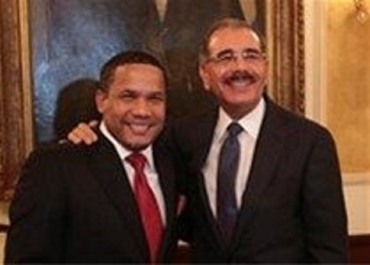 El merenguero Héctor Acosta -El Torito- y el Presidente Danilo Medina en el Palacio Nacional.
