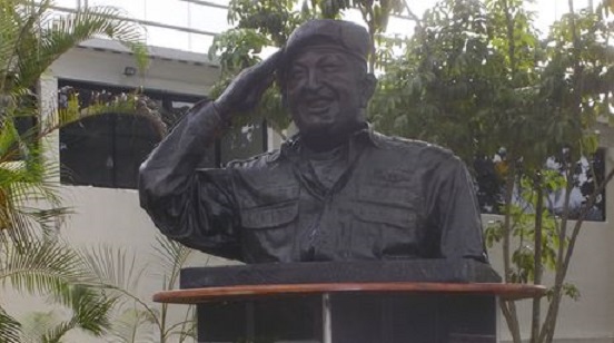 El busto fue colocado en uno de los jardines del Centro Comercial Paseo Los Próceres en Caracas
