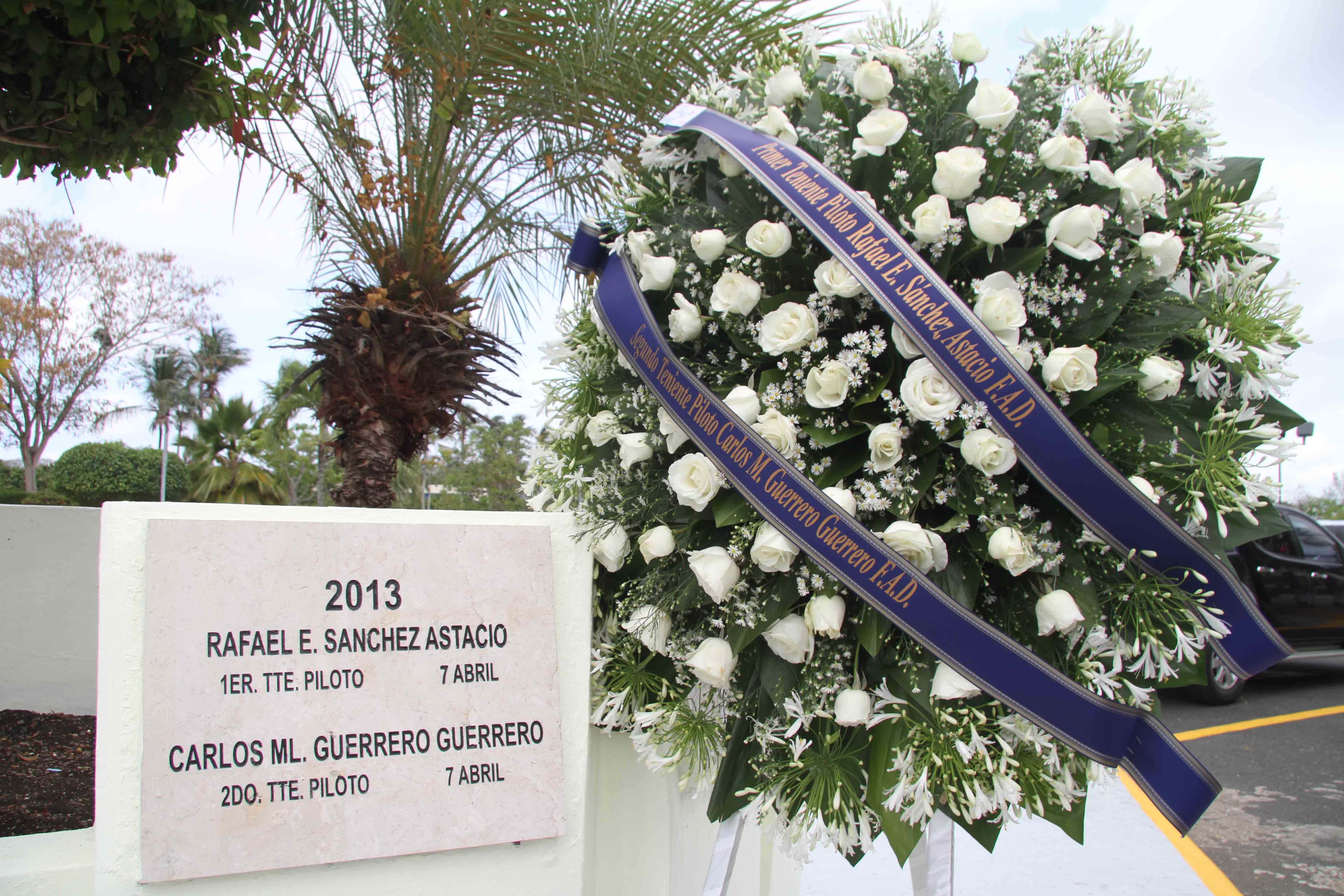 Tarja develada en la Plaza de los Caídos, en la Base Aérea San Isidro, que inmortaliza los nombres de los jóvenes oficiales pilotos fallecidos en el accidente aéreo ocurrido el día 7 de marzo.