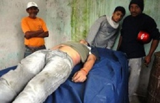 El cadáver de César Mejía de3 30 años, quien fue declarado "muerto" en un centro médico de Moca, pero estaba vivo y murió asfixiado en el ataúd mientras era velado en su residencia de la avenida Sosa.