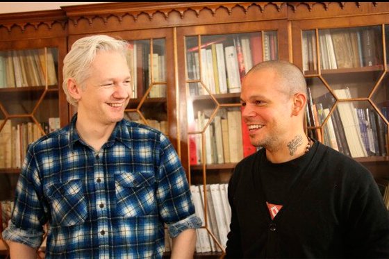 Los músicos, el fundador de WikiLeaks e internautas hablan sobre la manipulación de la información en #JulianAssangeCalle13.