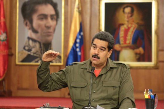 Aseguró que el expresidente venezolano tiene "mucho dinero" para atentar en su contra.