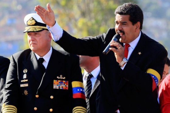 El ministro venezolano de Defensa, Diego Molero, junto al presidente Nicolás Maduro.