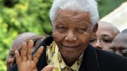 Mandela ha sido internado cuatro veces desde diciembre. La vez anterior que lo dieron de alta fue el 6 de abril después de que los médicos le diagnosticaran neumonía y le drenaran fluidos de la zona pulmonar.
