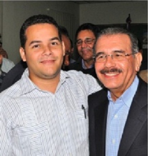 Galván mientras compartía muy animado con el presidente Danilo Medina.