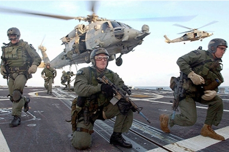 Militares de SEALS en el destructor Oscar Austin.