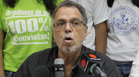 Víctor Márquez, presidente de la Asociación de Profesores de la UCV, expresó que aunque “se oye el rumor de que el Ministerio va a aumentar el sueldo en 40%, eso no funciona con las cifras de inflación que tenemos. Nuestra solicitud es un aumento de 100%”