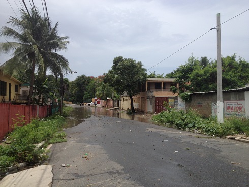 Nada de piscina popular, se trata de una de las tantas calles inundadas en Santo Domingo Este luego de un aguacerito.