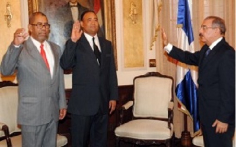 El presidente Medina juramenta los nuevos funcionarios.