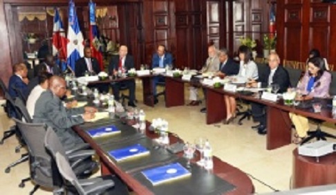 La reunión, que se realizó a puertas cerradas en la Cancillería de la República Dominicana, estuvo integrada entre otros, por el ministro de Relaciones Exteriores, Carlos Morales Troncoso y el de Agricultura, Luis Ramón Rodríguez, por la República Dominicana.