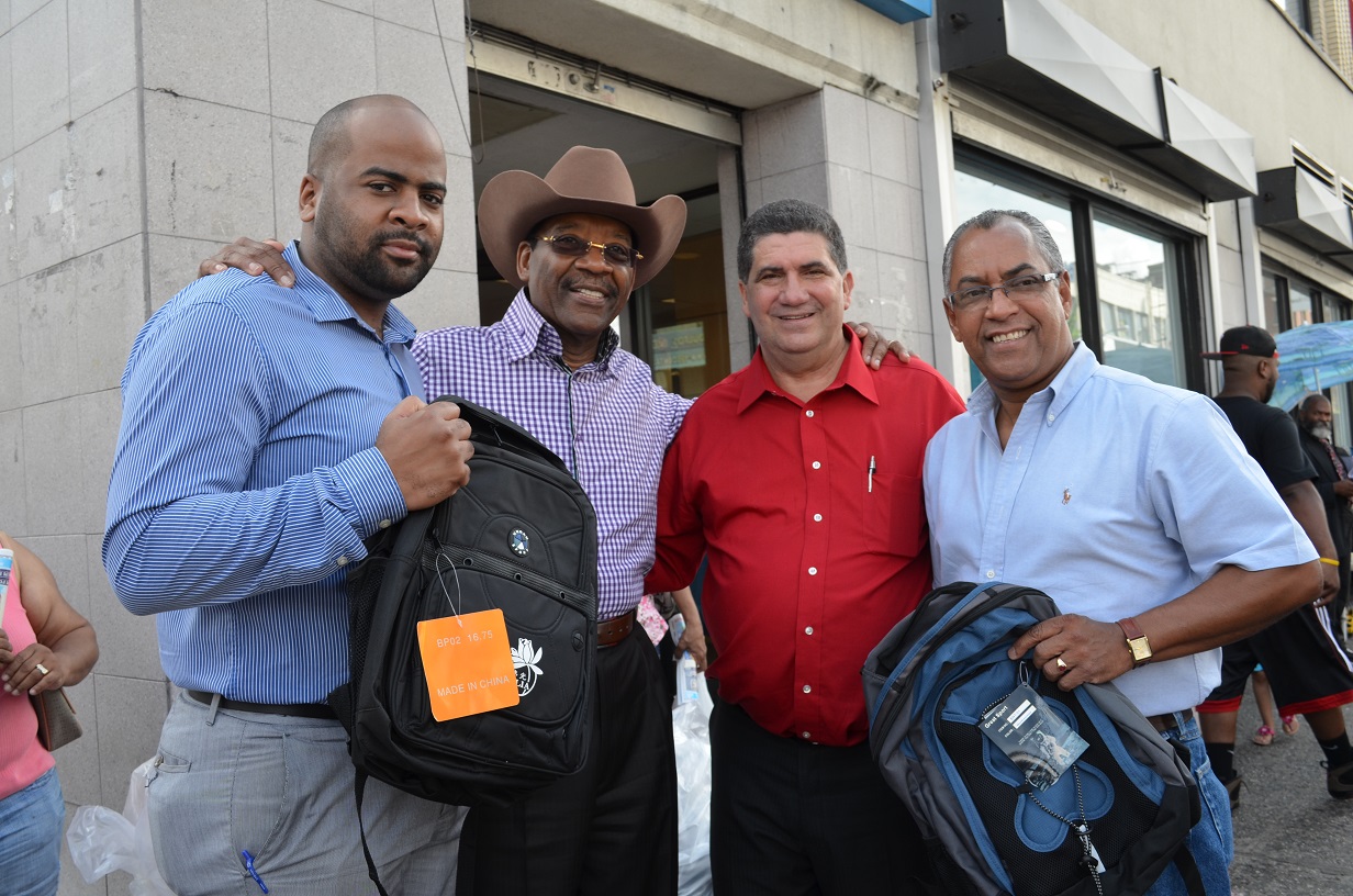 El Reverendo y Senador Estatal Ruben Diaz, en compania de algunos miembros de su equipo de trabajo, al momento de realizar su donacion para FundoVida en New York.