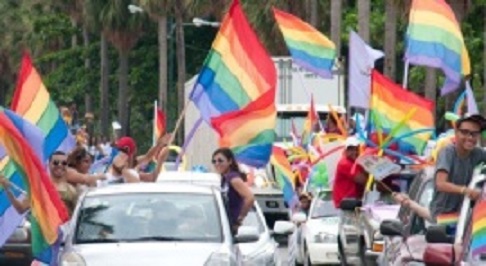 “El lunes próximo llamamos a festejar la llegada del nuevo embajador norteamericano con ropas y cintas de colores”, dice Transsa.