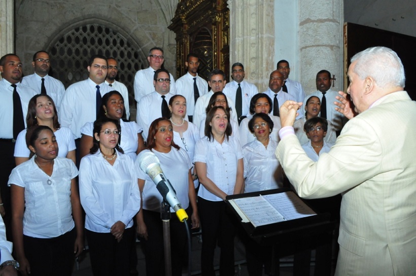 El profesor José Enrique Del Monte Peguero, durante una misa en la Catedral, dirigiendo el coro.