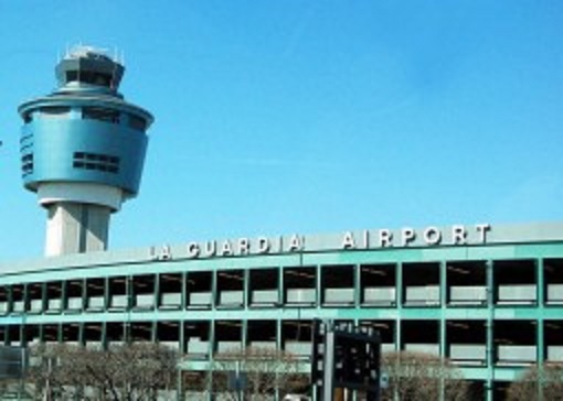 La compañía aérea señaló a través de un comunicado que "cinco pasajeros y tres miembros de la tripulación" sufrieron heridas y eran atendidos por los servicios de emergencia del aeropuerto.