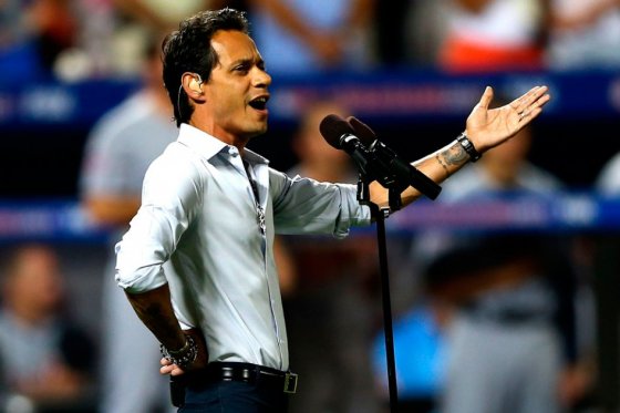 El cantante fue criticado en redes sociales por interpretar el himno de ese país en un partido de béisbol.