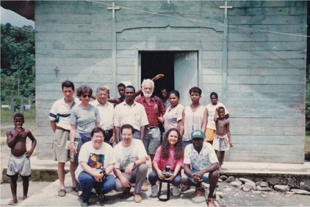 El médico Augusto Corredor (centro), junto a la delegación que en 1996 viajó a Naicioná (Cauca) para implementar el plan contra la oncocercosis. 