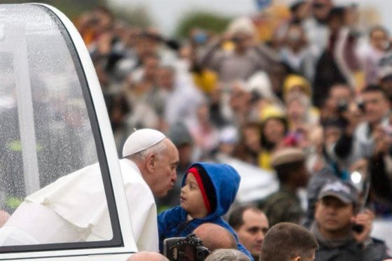 El pontífice puso al pueblo latinoamericano bajo la protección de la Virgen de Aparecida, la patrona de Brasil.