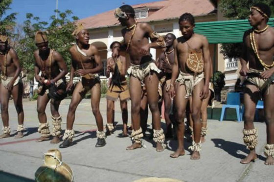 Estas ceremonias, cuya intención es marcar el paso a la edad adulta, son habituales en culturas africanas.