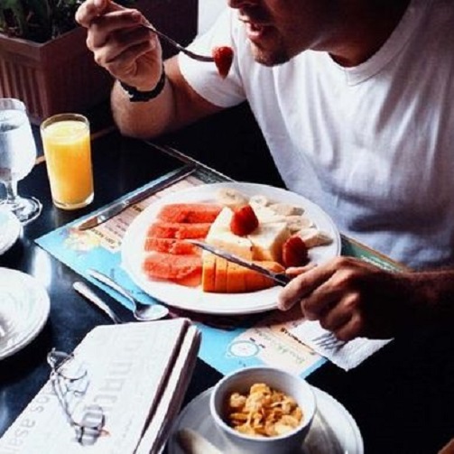 Un estudio de casi 27.000 hombres encontró que aquellos que no comían nada en la mañana tenían un 27% más riesgo de ataque al corazón. Aquellos hombres que no desayunan tienden a ser más jóvenes.