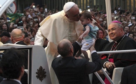 El Sumo Pontífice tuvo este gesto durante su tumultuoso traslado a la Catedral de Río de Janeiro