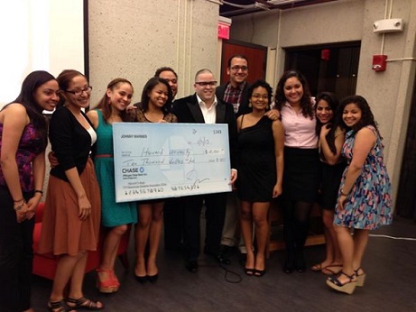 Pamela Michelle junto a Johnny Marines quien donó 10 mil dólares para la Asociación de Estudiantes Dominicanos en Harvard.