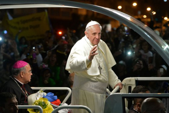 Miles de jóvenes ya habían acompañado al pontífice durante el recorrido que realizó a Copacabana en el papamóvil.