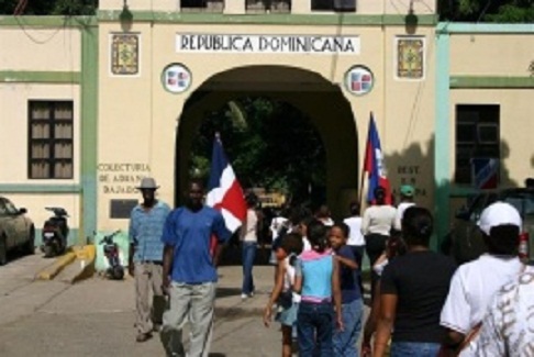 El Cuerpo Especializado de Seguridad Fronteriza Terrestre (Cesfront) impidió el sábado por la tarde a que el grupo de inmigrantes ingresara a territorio dominicano, lo que provocó un descontento entre los haitianos.