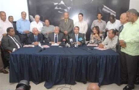 Criticaron al Partido de la Liberación Dominicana (PLD) y al Gobierno, acusándolo de unirse con Vargas Maldonado para hacer daño a los perredeístas.