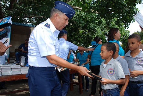 El Mayor General Paracaidista Ramón Ml. Hernández Hernández, FAD (DEM), Jefe de Estado Mayor de la Fuerza Aérea Dominicana, entrega útiles escolares a uno de los niños del Colegio Nuestra Señora del Perpetuo Socorro, FAD, durante la actividad desarrollada en la Base Aérea San Isidro.