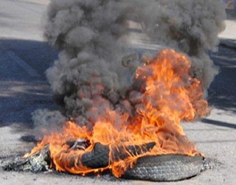 Manifestantes han lanzado basura a las calles, quemaron neumáticos y se enfrentaron a los agentes antimotines.